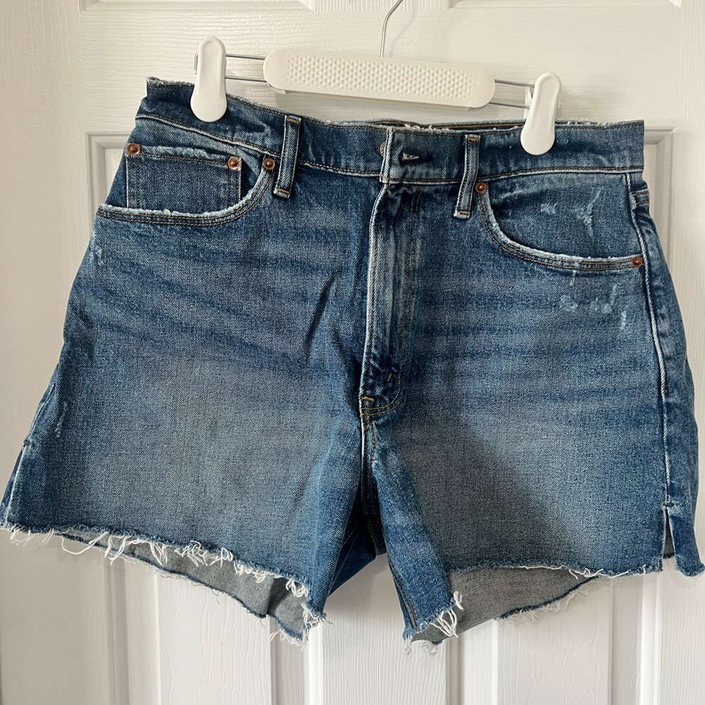A&F 4” Mom Short High Rise Curve Love